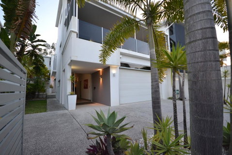 Alex Beach House - Kawana Tourism 1