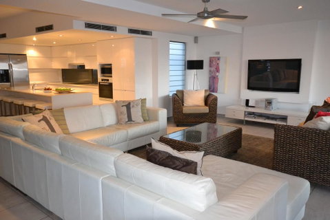 Alex Beach House - Kawana Tourism 2