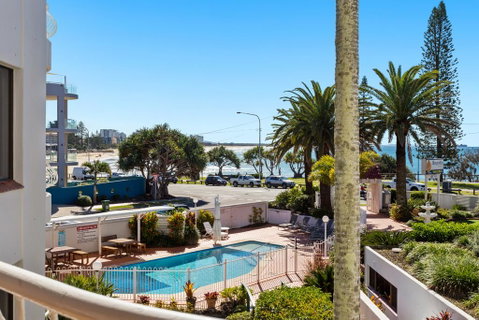 Alex Headland Beachfront - Kawana Tourism 3