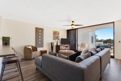 Alex Headland Beachfront - Kawana Tourism 1