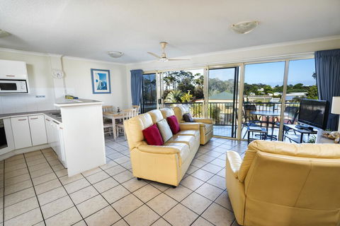 Alexander Beachfront Apartments - Kawana Tourism 2