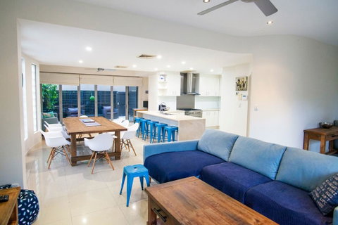 Alexandra Headland Luxury Townhouse - Kawana Tourism 0