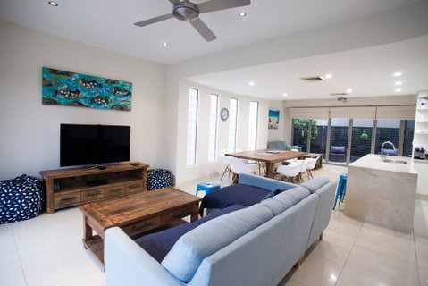 Alexandra Headland Luxury Townhouse - Kawana Tourism 1