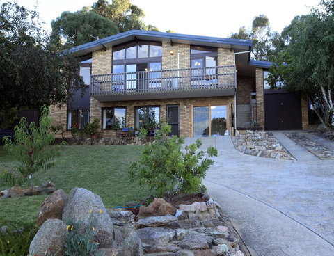 Alpine Apartment - Great Location With Views Of Lake Jindabyne - Kawana Tourism 0