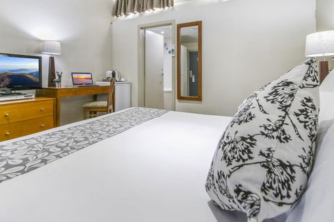 Alzburg Resort - Kawana Tourism 3