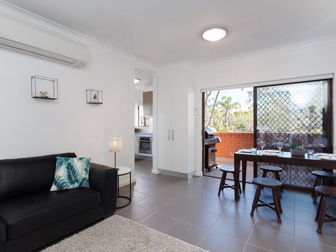 Amanda Court 2/1 Weatherly Cl - Renovated Unit With Aircon, Wifi And Close To The Beach - Kawana Tourism 2