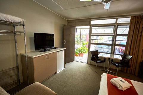 Anchorage Motor Inn - Kawana Tourism 1