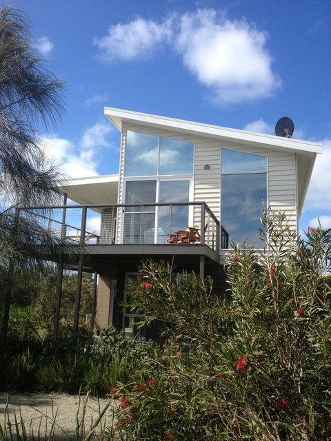 Anchors Beach House - Kawana Tourism 3