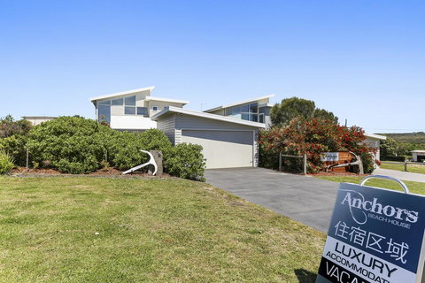 Anchors Beach House - Kawana Tourism 1