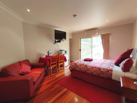 Angela's Beach Stays - Kawana Tourism 0