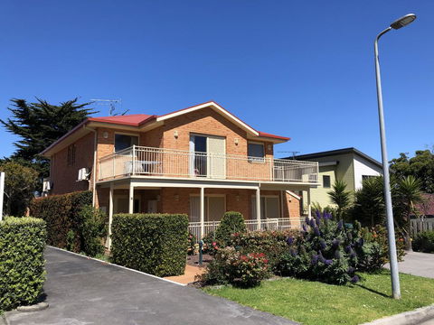 Angela's Beach Stays - Kawana Tourism 1