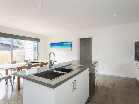 ANGLE BY THE SEA - Anglesea - Kawana Tourism 1