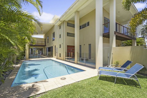 ANGOURIE HOUSE - SALT VILLAGE - Kawana Tourism 0