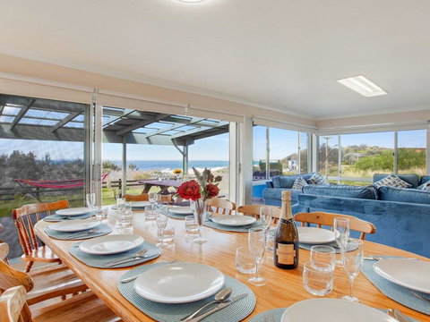 Antonio's Paradise - Spectacular Views Over Warrain Beach - Kawana Tourism 3