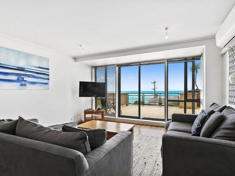 APARTMENT 12 PACIFIC APARTMENTS- Across From The Pier - Kawana Tourism 3