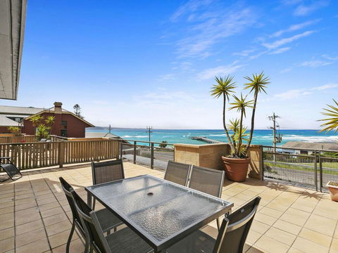 APARTMENT 12 PACIFIC APARTMENTS- Across From The Pier - Kawana Tourism 0