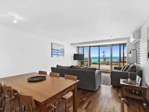 APARTMENT 12 PACIFIC APARTMENTS- Across From The Pier - Kawana Tourism 1