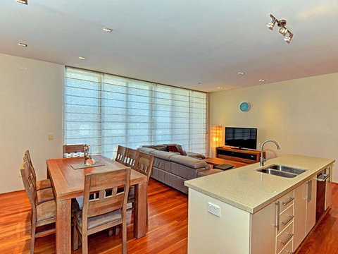 Aqua Viva 2 - Kawana Tourism 1