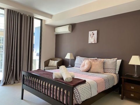 ARENA RESORT STYLE EXEC FREE NETFLIX WIFI WINE - Kawana Tourism 2