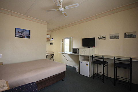 Aromet Motor Inn - Kawana Tourism 1