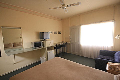 Aromet Motor Inn - Kawana Tourism 0