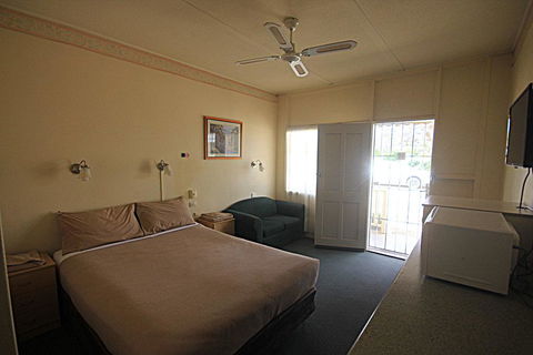 Aromet Motor Inn - Kawana Tourism 2