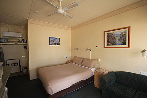 Aromet Motor Inn - Kawana Tourism 3