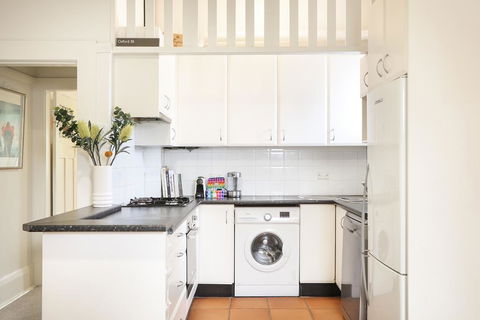 Art Deco Oasis Minutes From The City - Kawana Tourism 3