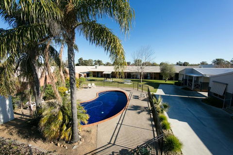 Ashleigh Court Motor Inn - Kawana Tourism 0
