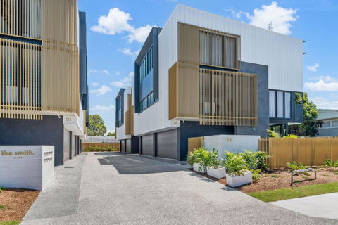Luxurious Brand New 3 Bedroom House Near The Ocean - Kawana Tourism 1