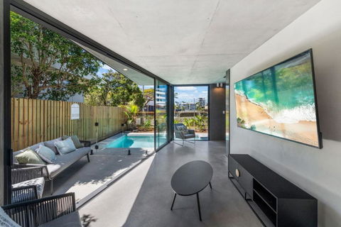 Luxurious Brand New 3 Bedroom House Near The Ocean - Kawana Tourism 3