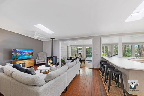 MacMasters Beach Lake House Stroll To Beach - Kawana Tourism 0