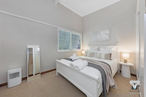 MacMasters Beach Lake House Stroll To Beach - Kawana Tourism 2