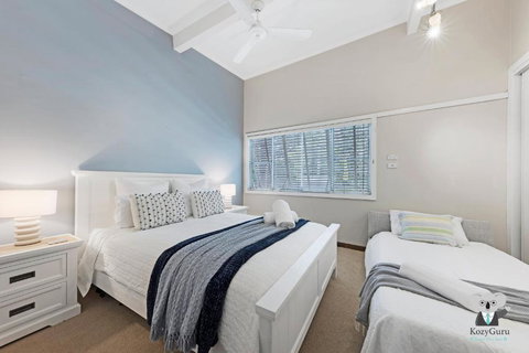 MacMasters Beach Lake House Stroll To Beach - Kawana Tourism 3