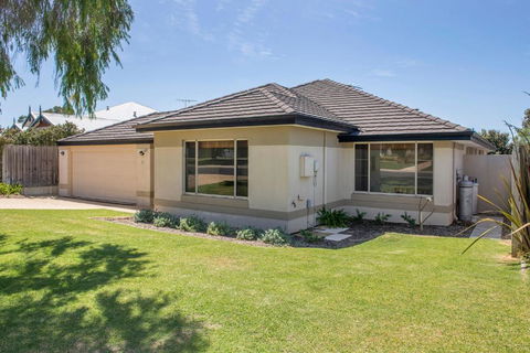 Macs Manor - Kawana Tourism 1