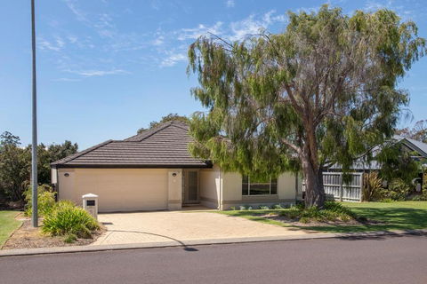 Macs Manor - Kawana Tourism 0