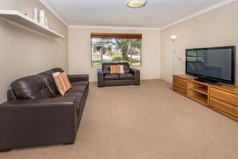 Macs Manor - Kawana Tourism 3
