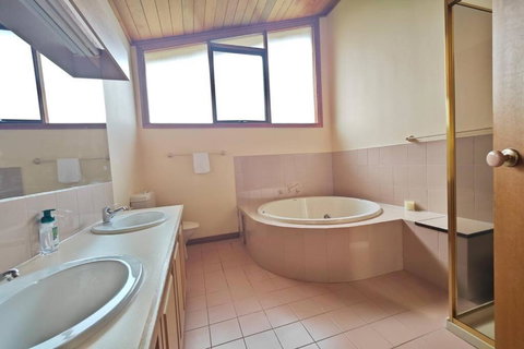 Magnificent House With Huge Pool - Kawana Tourism 3