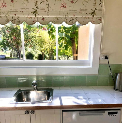 Maple Hill Cottage - Kawana Tourism 2
