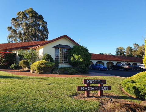McNevins Warwick Motel - Kawana Tourism 0
