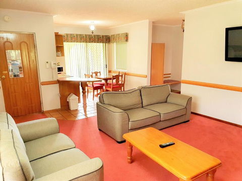 McNevins Warwick Motel - Kawana Tourism 3