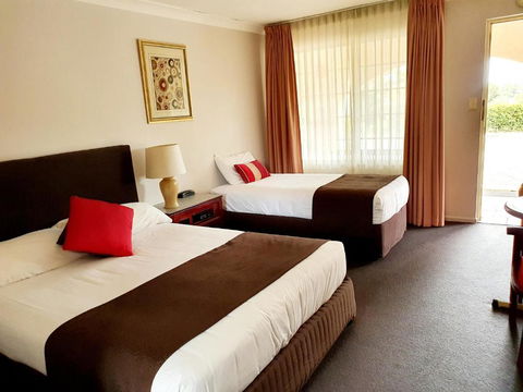 McNevins Warwick Motel - Kawana Tourism 2