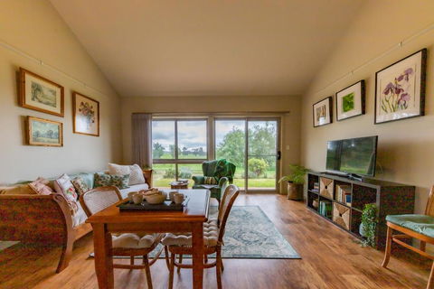 Meander Retreat - The Green Room - Kawana Tourism 1