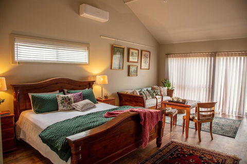 Meander Retreat - The Green Room - Kawana Tourism 0
