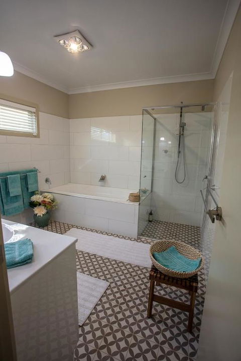 Meander Retreat - The Green Room - Kawana Tourism 3