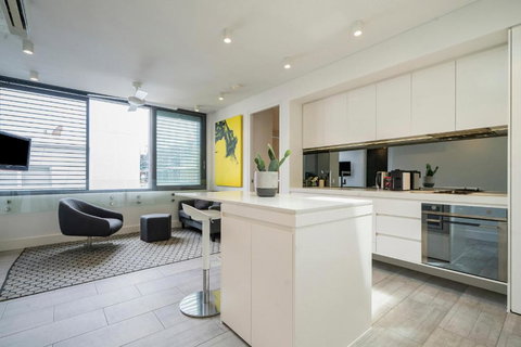 Modern 1BR Top-Level Unit With Keypad Entry In Bondi - Kawana Tourism 2