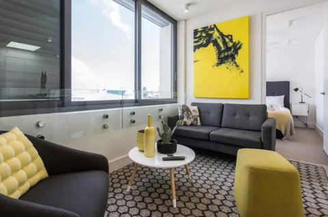 Modern 1BR Top-Level Unit With Keypad Entry In Bondi - Kawana Tourism 1