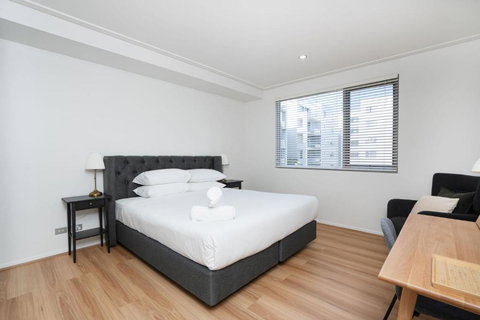 Modern 1-Bed Unit With Pool Views And Balcony - Kawana Tourism 1