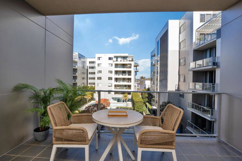 Modern 1-Bed Unit With Pool Views And Balcony - Kawana Tourism 3