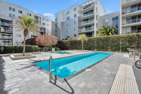 Modern 1-Bed Unit With Pool Views And Balcony - Kawana Tourism 0